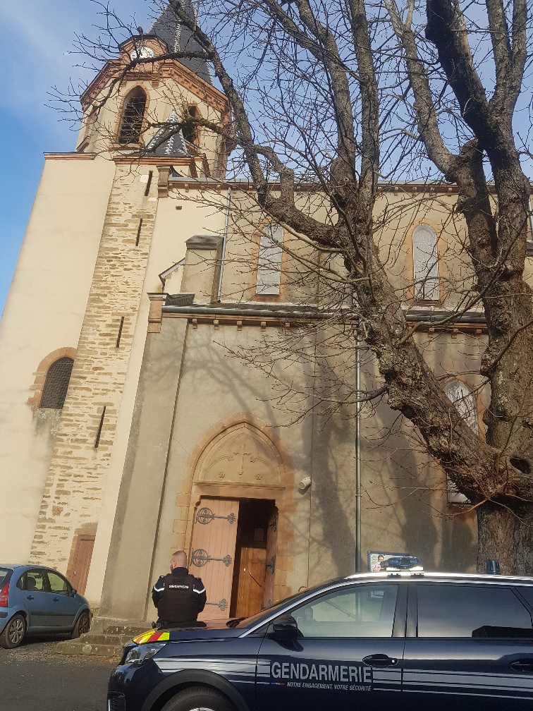 Une patrouille de gendarmerie devant l'église de Valence d'Albigeois La gendarmerie accentue les surveillances durant les fêtes de fin d'année.