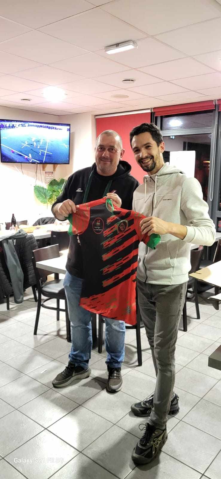 Maillots offerts par le restaurant l'Authentique à l'équipe loisirs du RCV XIII. Les échos sportifs du 11 février 2024.