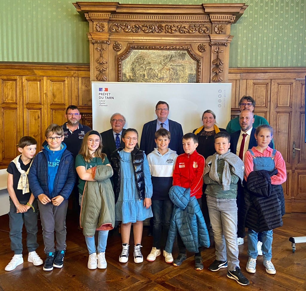 Les membres du Conseil Municipal Jeunes reçus en préfecture. Les membres du Conseil Municipal Jeunes reçus en préfecture.