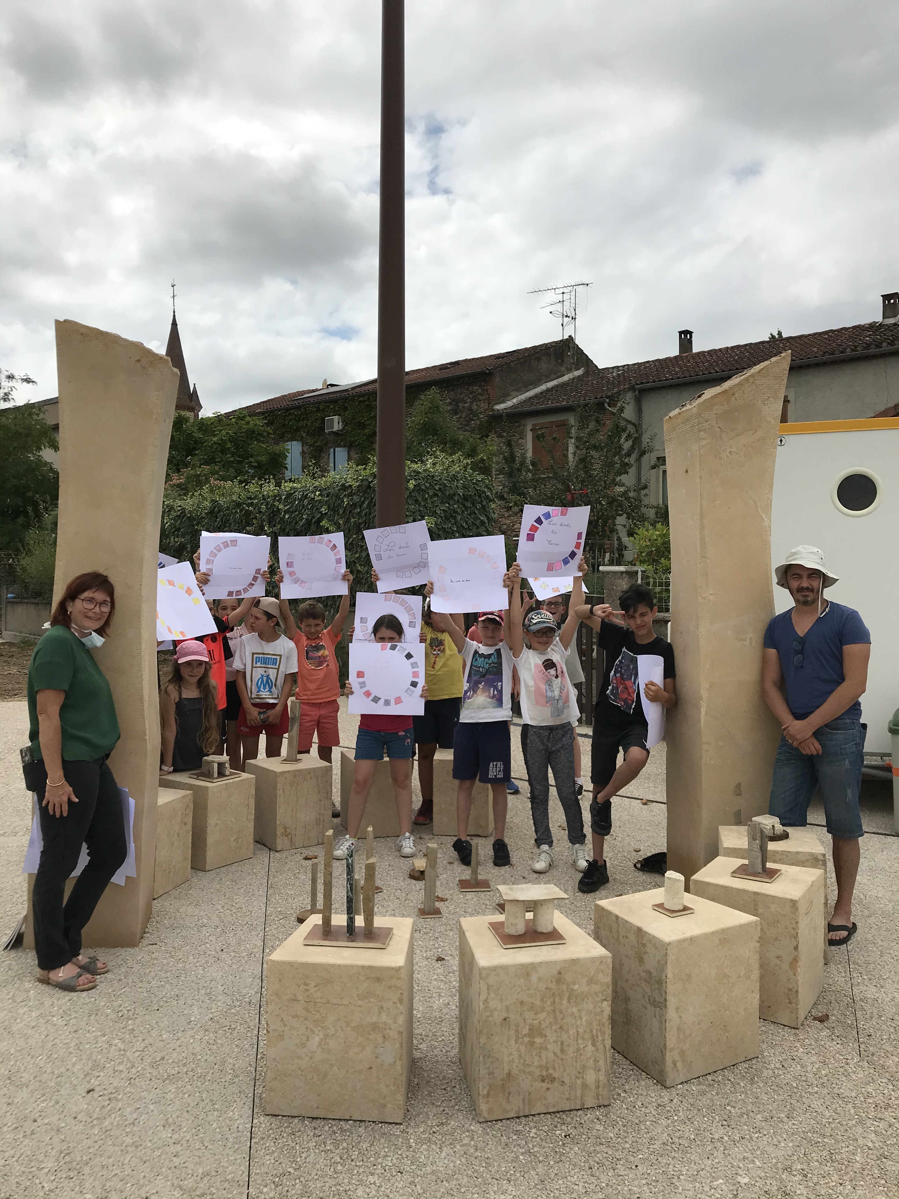 Les élèves de CM1/CM2 avec leur enseignante et le sculpteur.