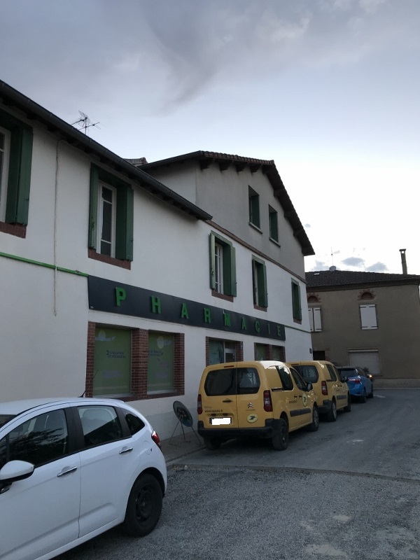Le bâtiment de la pharmacie. La pharmacie