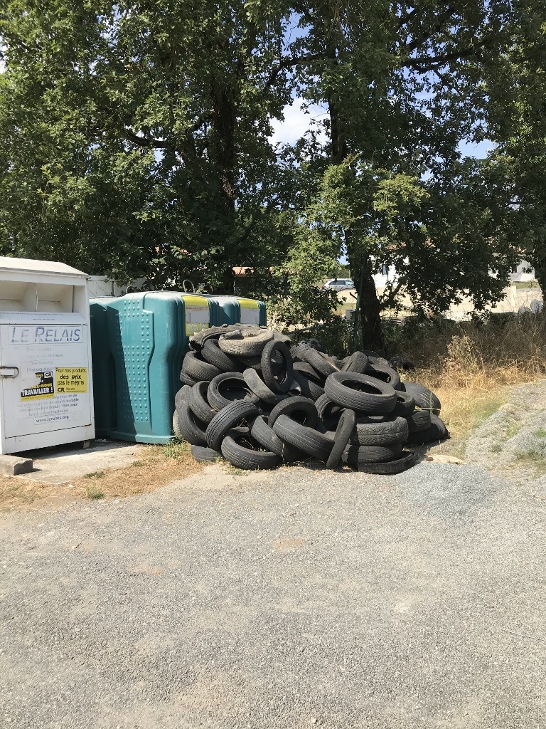 Dépôt sauvage de pneumatiques le tas de pneus usagers devant la déchèterie.