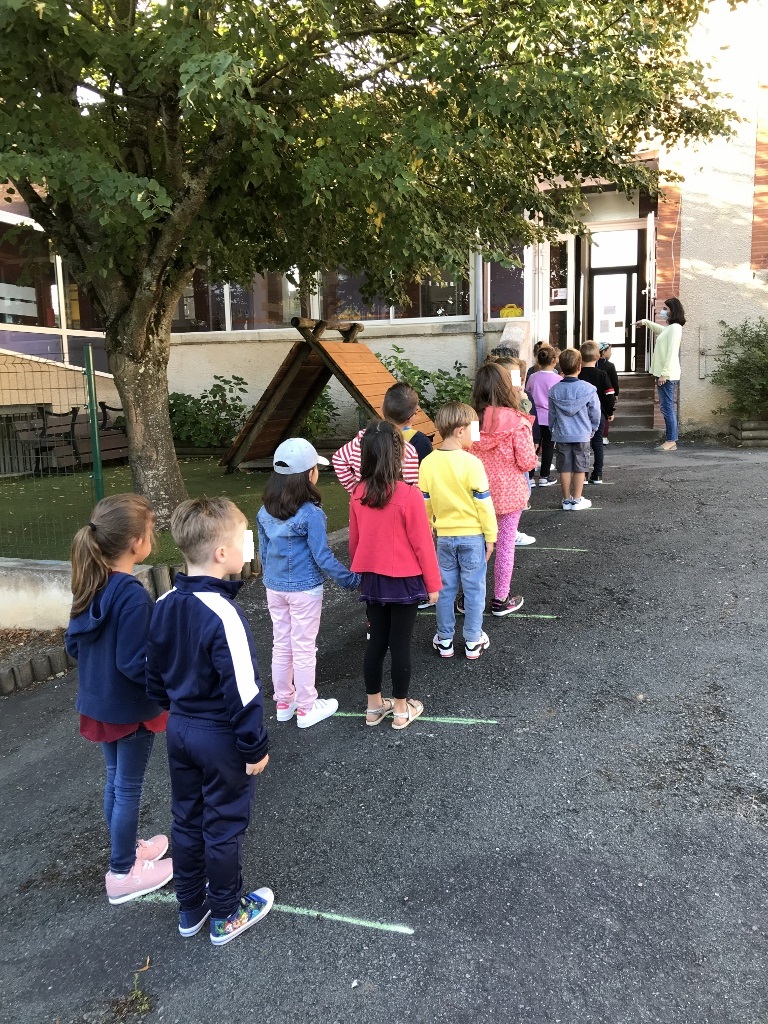 Après la joie des retrouvailles, c'est le moment d'entrer en classe. rentrée scolaire