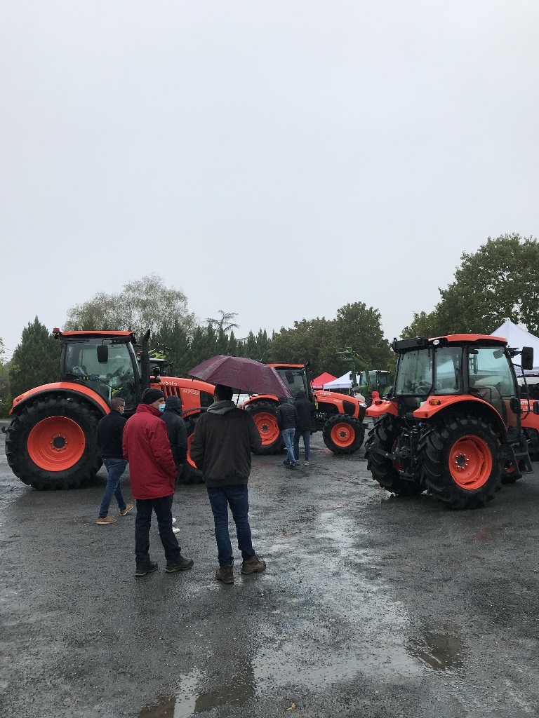 Journée technique des CUMA à Valdériès. les tracteurs sont exposés.
