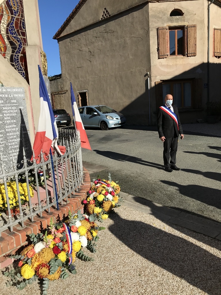 Cérémonie du 11 Novembre. Le maire Vincent RECOULES devant le monument aux Morts.