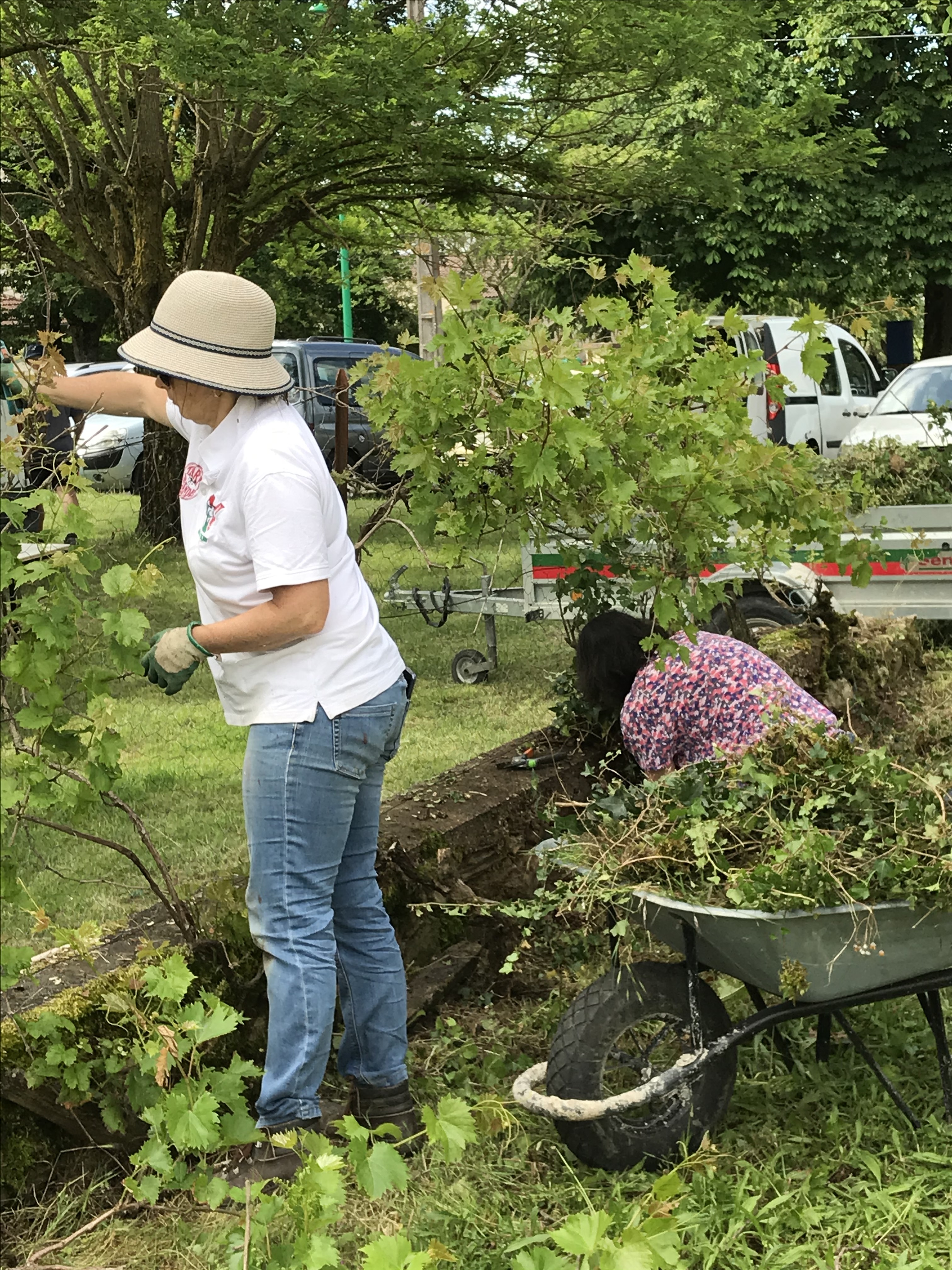 Travaux de nettoyage sur le terrain du futur jardin écologique. Travaux sur la parcelle du futur jardin écologique.