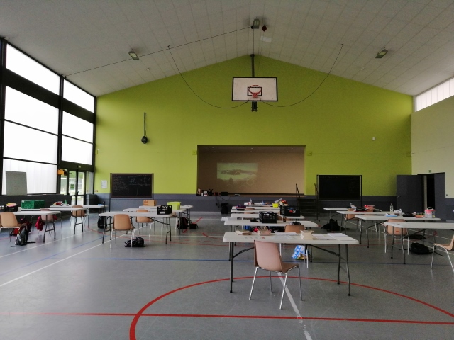 La grandeur de la salle polyvalente permet de respecter les distanciations.