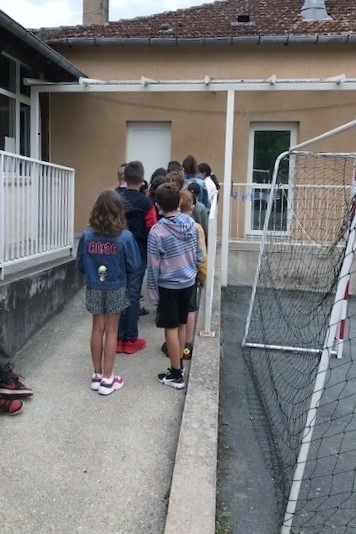 Rassemblement avant la rentrée en classe. rentrée scolaire 2021