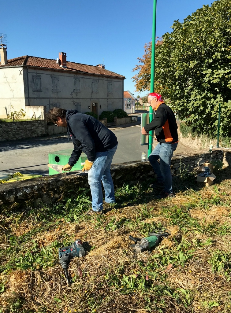 la pose des piquets de clôture