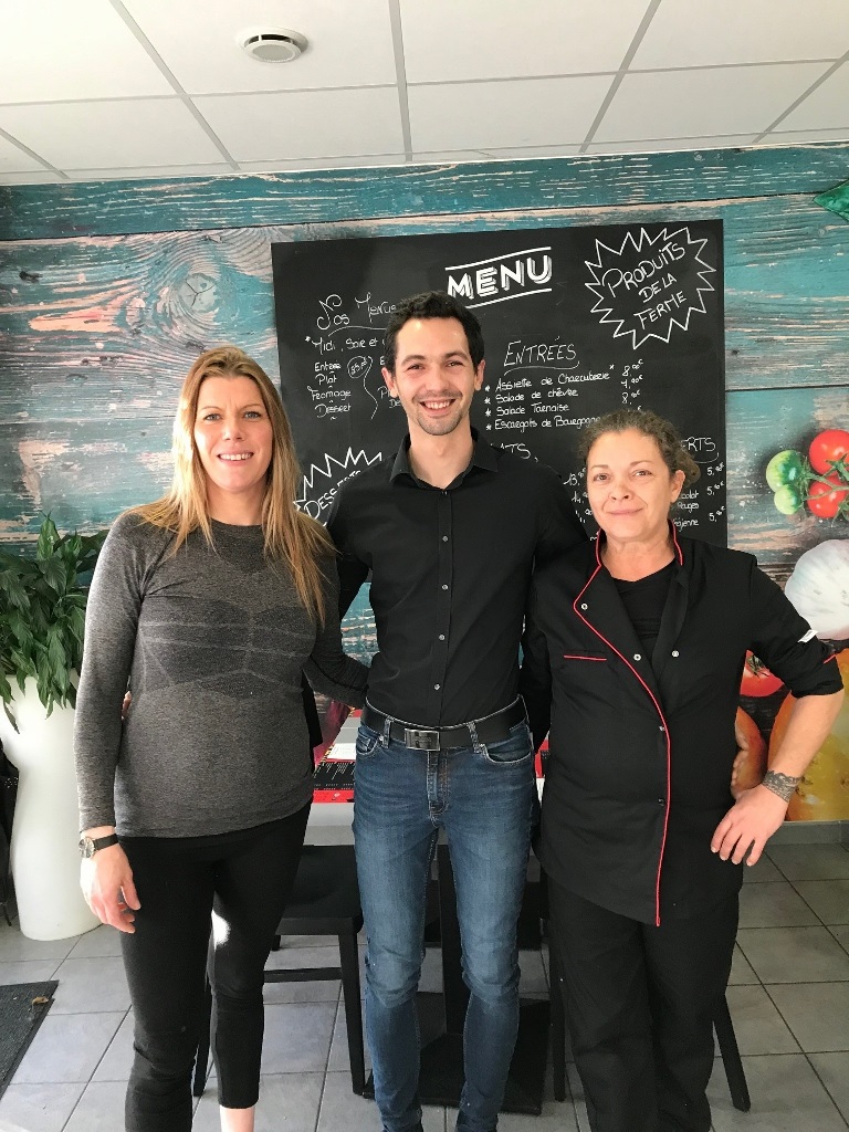de gauche à droite : Vanessa, Léo et Valérie. le bar-restaurant l'Authentique change de propriétaire.