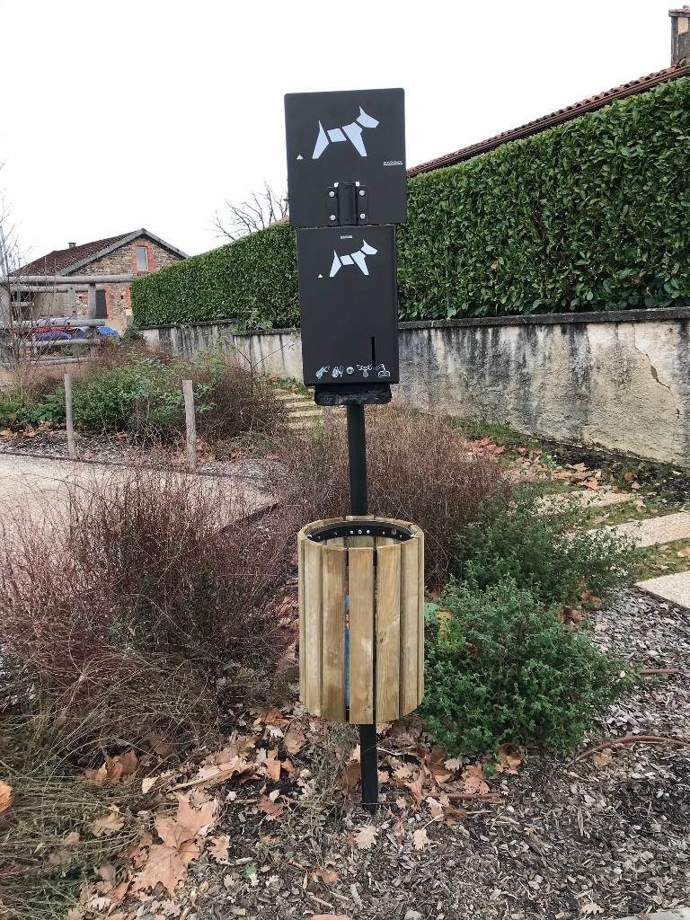 vue d'un distributeur de sacs pour déjections canines. mise en place de distributeurs de sacs pour déjections canines.