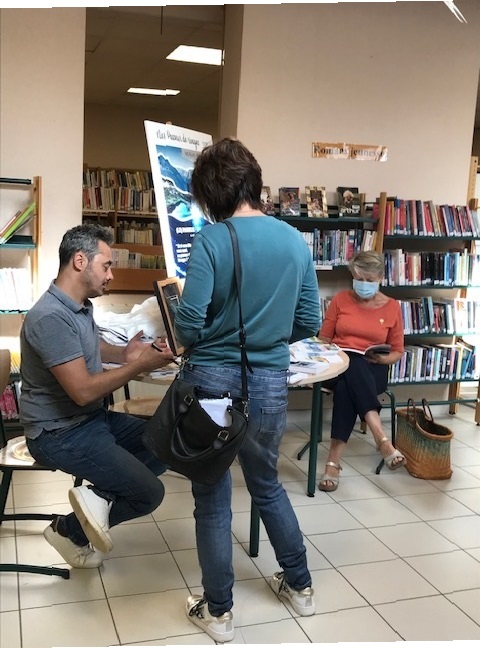 Nicolas Bonnafous dédicace son roman Nicolas Bonnafous au moment des dédicaces