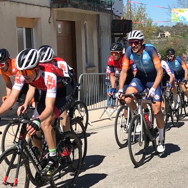 Les coureurs lors d'une édition précédente. Grand Prix de Valdériès : souvenir Daniel Fraissignes 06 04 2025.