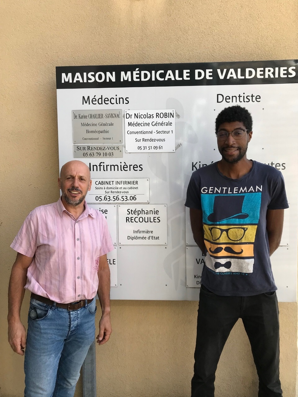Apposition officielle de la plaque professionnelle du second médecin. Apposition officielle de la plaque professionnelle du second médecin.
