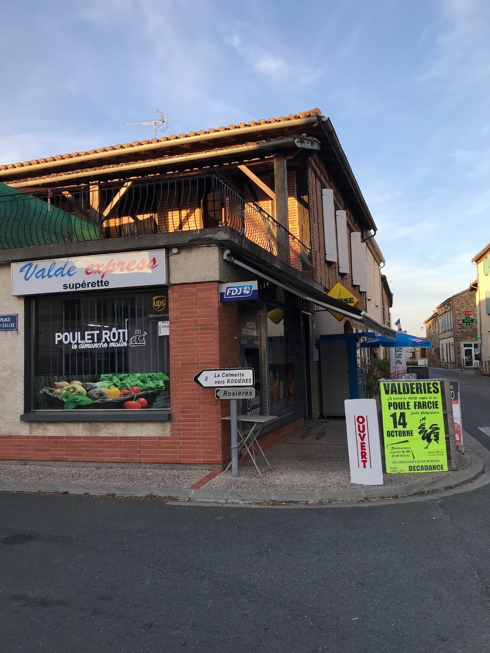 Zoom sur l'épicerie de Valdériès.