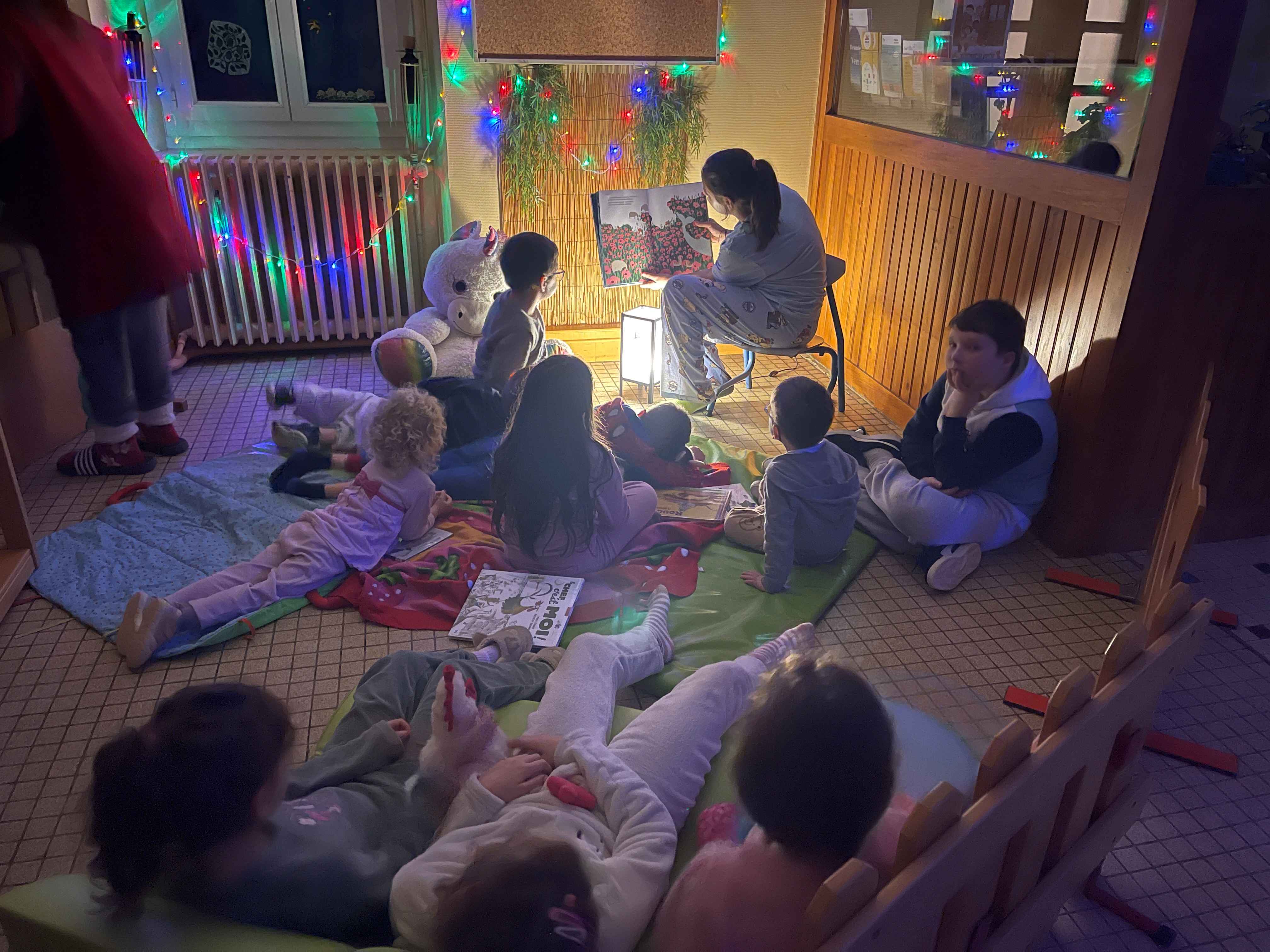 Des lecteurs en pyjama à la médiathèque.