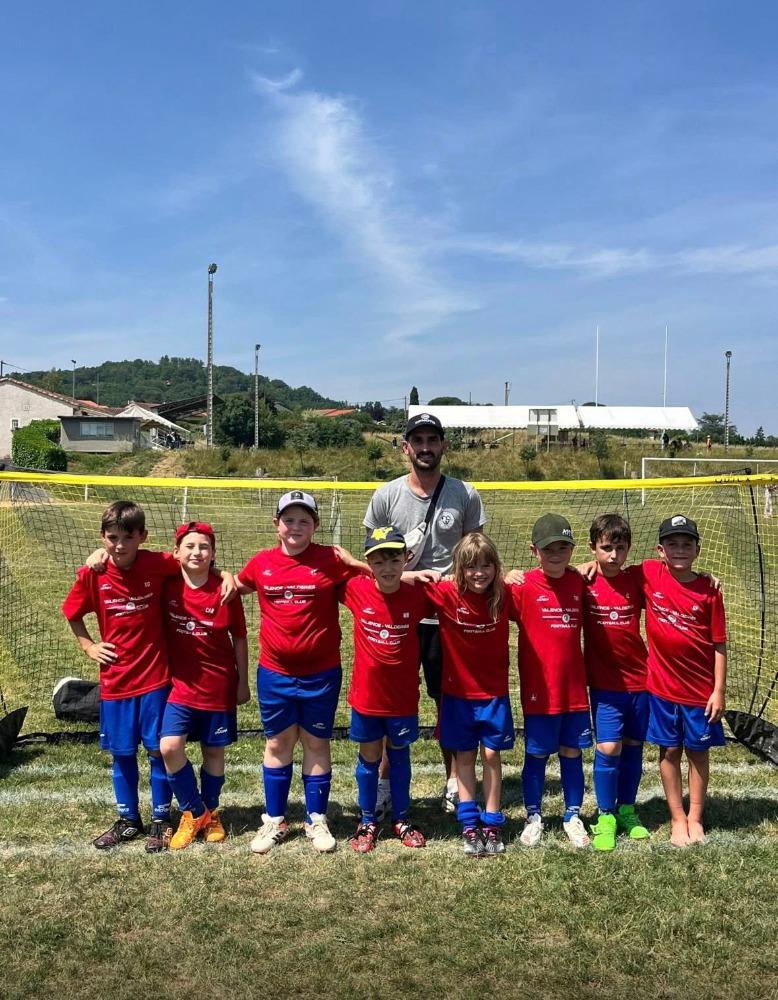 Les jeunes footballeurs.