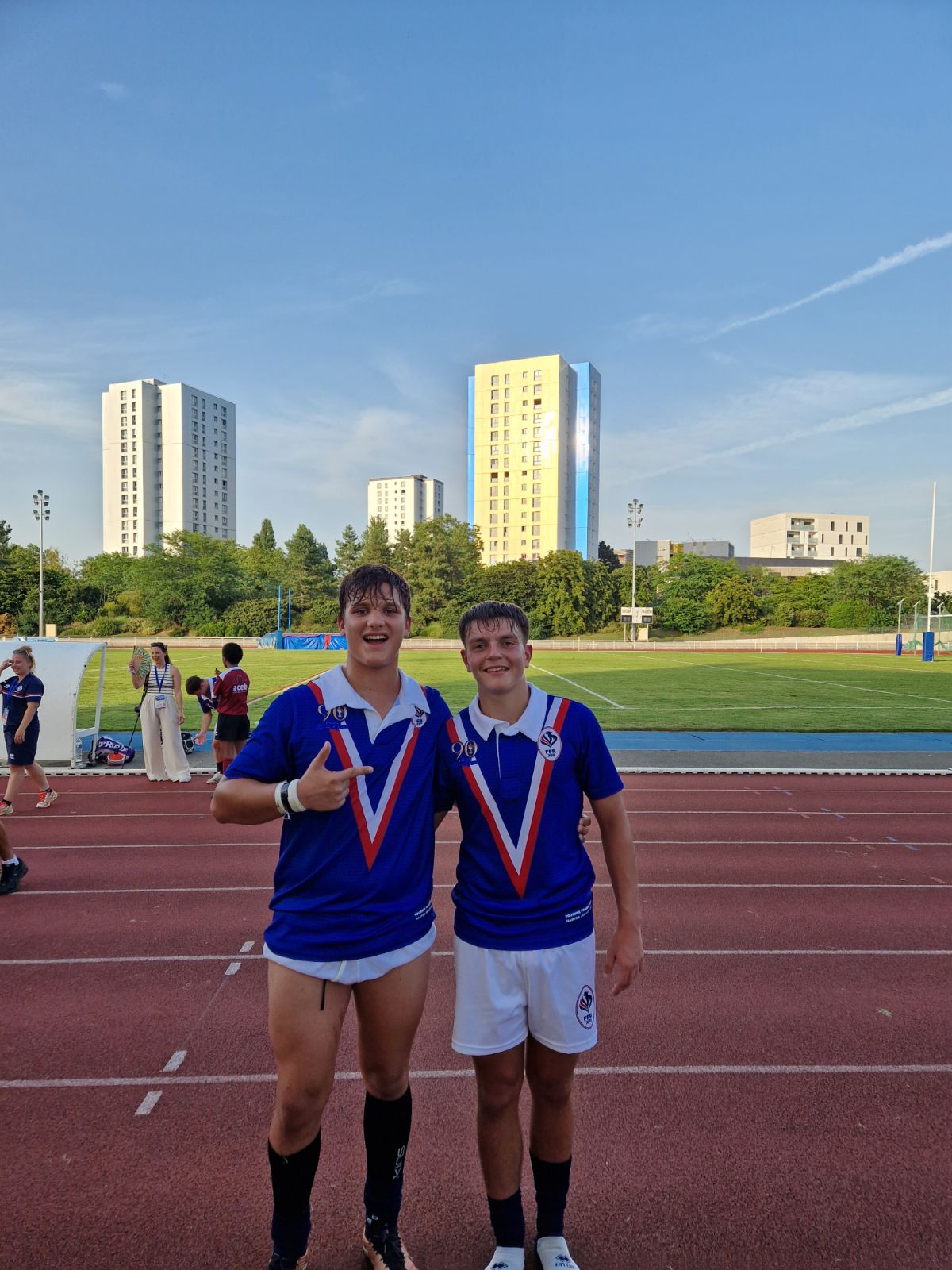 De G à D : Léo Ricard et Aymeric Papailhau revêtus du maillot de l'équipe de France. Les échos sportifs valdérois du 04 août 2024