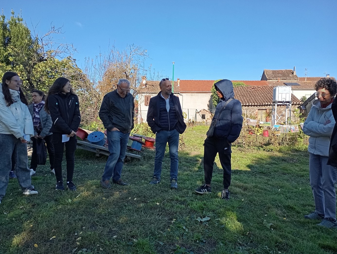 Les jeunes en "chantier-loisirs" ont participé à l'aménagement du jardin partagé Les jeunes en "chantier-loisirs" ont participé à l'aménagement du jardin partagé