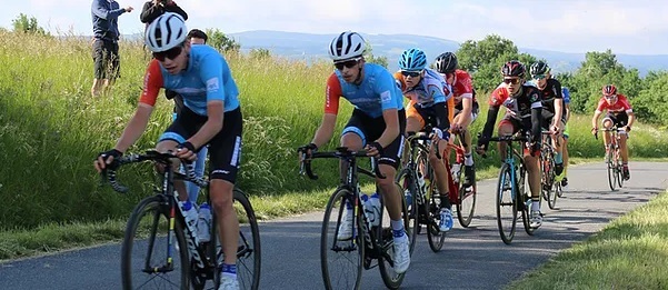 Les jeunes coureurs en action Course cycliste
