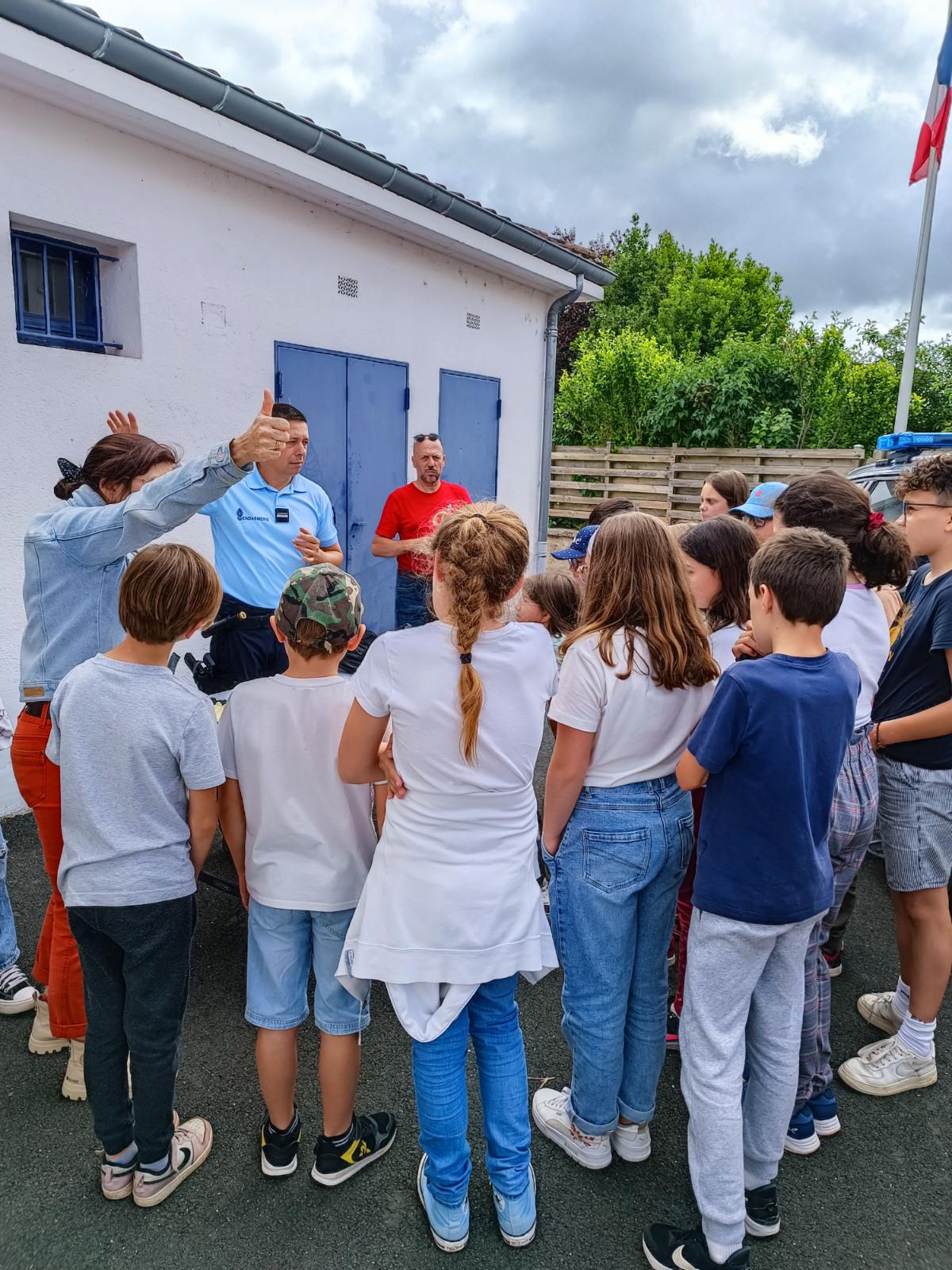 Les élèves visitent la brigade de gendarmerie. Les élèves visitent la brigade de gendarmerie.