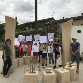 Les élèves de CM1/CM2 avec leur enseignante et le sculpteur.