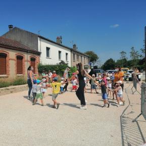 Une farandole sur l'esplanade devant la mairie.