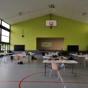 La grandeur de la salle polyvalente permet de respecter les distanciations. 