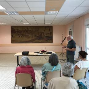 Les participants à l'écoute d'Alain Salles