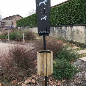 mise en place de distributeurs de sacs pour déjections canines.