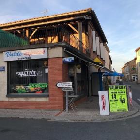 Zoom sur l'épicerie de Valdériès.