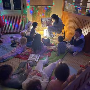 Des lecteurs en pyjama à la médiathèque.