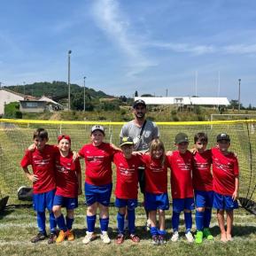 Les jeunes footballeurs.