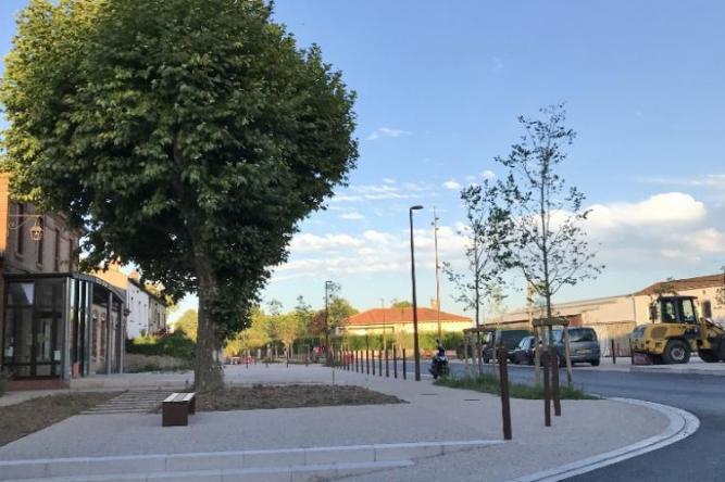 L'esplanade devant la mairie.